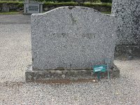  Gravsatta i denna grav är: Erik Mårtensson Lundgren 1841-1920 och hans hustru Anna Maria (f Olofsdotter) 1843-1934 och deras son Petrus Edvard 1873-1922