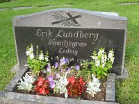  Erik Lundberg Familjegrav, Leding. Gravsatta är Erik Lundberg 1884-1966 och hustrun Anna Eugenia (f Salomonsson) 1890-1974, samt sonen John Erik 1924-1981.