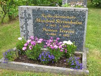  Kyrkogårdsvaktmästare Manfred Strinnholm, * 1897 ┼ 1969
Hustrun Teresia ( f Strinnholm), * 1899 ┼ 1975