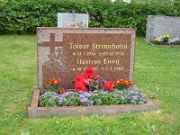  Tolvar Strinnholm, * 13/1 1916 ┼ 25/12 1976
Hustrun Enny, * 18/12 1921 ┼ 5/5 1980