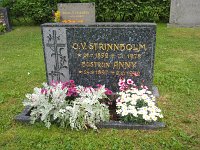  Olof Valdemar Strinnholm, * 29/7 1892 ┼ 7/1 1978
Hustrun Anny (f Solen), * 24/8 1897 ┼ 8/10 1972