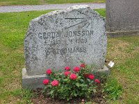  Gerda Jonsson * 1910 ┼ 1939, V Strömåker. Här är följande också gravsatta: Johan Gustaf Hansson 1839-1931 och hans hustru Eva Henrika (f Dahlberg) 1853-1938. Sonen Erik Albert Johansson 1887-1935 och hustrun Alma Sofia (f Olofsson) 1884 -1925. Sondottern Vera Agda Kristina Eriksson 1912-1928 och sondottern Gerda Jonsson (f Johansson) 1910-1939.