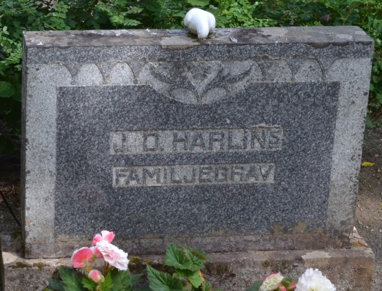 gravstenar_tasjo_tarings_j_o_harlin_familjegrav.jpg