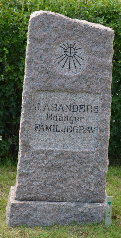 gravstenar_vibyggera_vib_j_aringsander_famljegrav.png