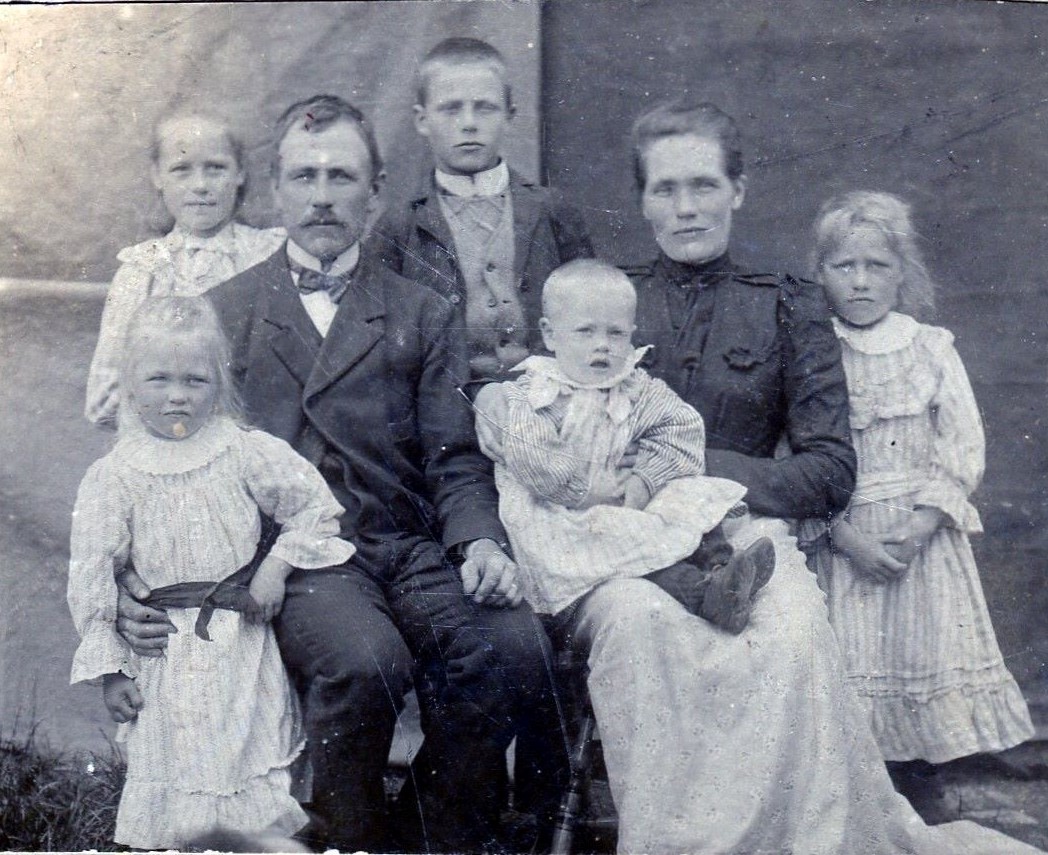 titus_och_albertina_maringrtensson_med_familjen.jpg